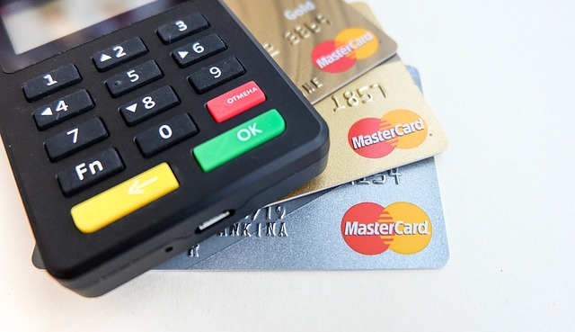 Czym się różni karta debit od Visa?